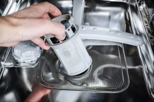 如何清洁堵塞的洗碗机过滤网