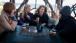 《大小谎言》第二季中的角色正在喝咖啡