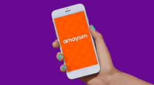手拿着手机amaysim标志紫色背景