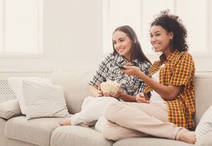 两个年轻女人一起看电视
