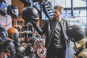 我应该购买哪种摩托车头盔？