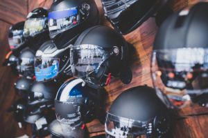 摩托车头盔法律和指南
