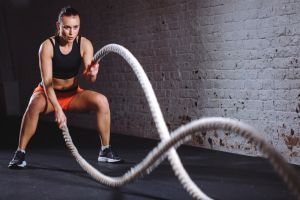 女人用战斗绳索锻炼
