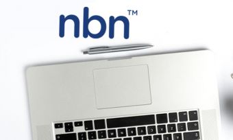 笔记本电脑的白色背景与NBN标志