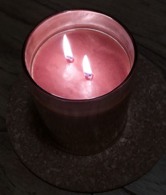 点燃蜡烛在低光拍摄于诺基亚5.3