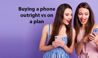 年轻女性看智能手机在紫色的背景下