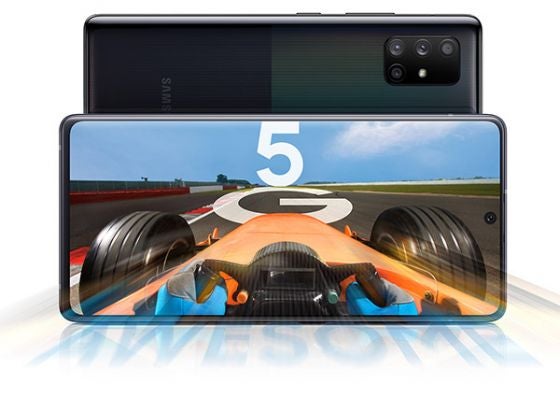 黑色的三星Galaxy A71 5G手机造型拍摄，画面上是赛车游戏