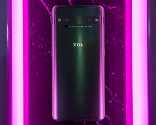 TCL 10 Pro，灰色配色，紫色灯旁