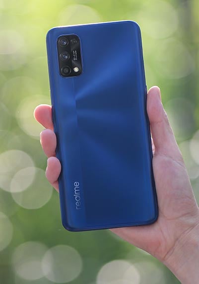 蓝色的Realme 7 Pro手机握在外面
