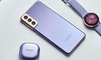 紫色的三星Galaxy S21手机和配件