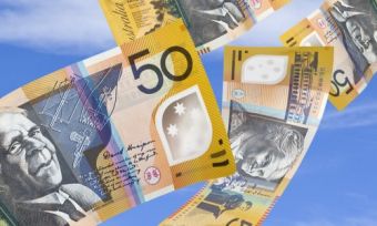 澳大利亚钞票落在天空背景上