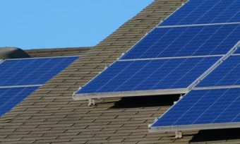 住宅屋顶上的太阳能电池板