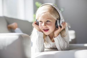 孩子戴着耳机听音乐