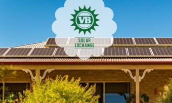 太阳能电池板与VB太阳能交换房子屋顶上的标志