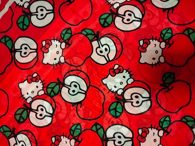 鲜红色的Hello Kitty围巾