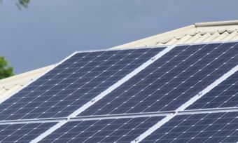 澳大利亚的屋顶上的太阳能电池板