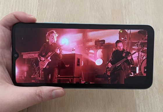 Realme C21手机屏幕显示现场音乐表演