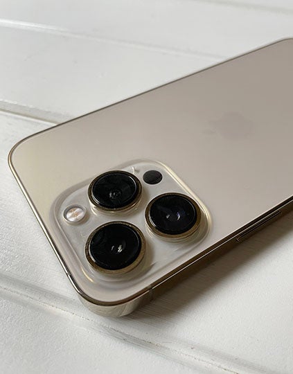 特写镜头的相机撞金iPhone上13个专业