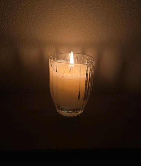 蜡烛在黑暗房间的照片