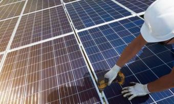人安装太阳能电池板
