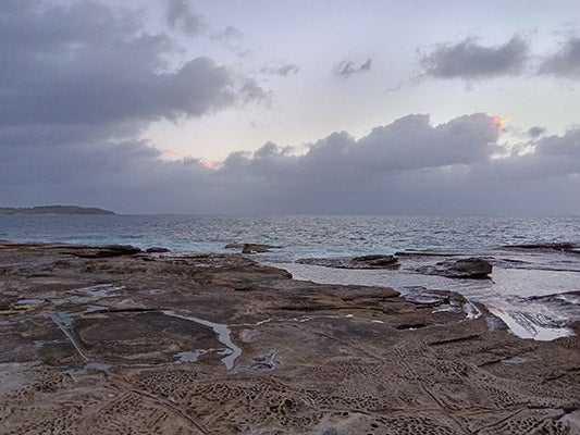 TCL 20r 5G手机拍摄的海洋和岩石泳池户外照片