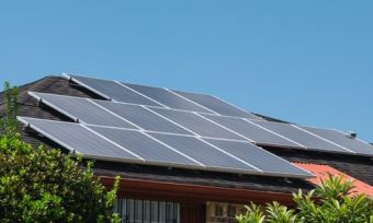 房顶上的太阳能电池板