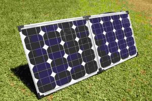 草地上的便携式太阳能电池板