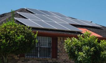 房屋的前面，屋顶上有太阳能电池板