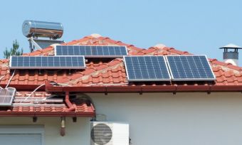 房子屋顶上的太阳能电池板