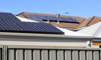 屋顶上的太阳能电池板在维多利亚