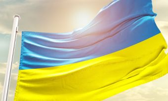 反对天空的乌克兰旗子