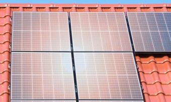 太阳能电池板与阳光反射屋顶中间