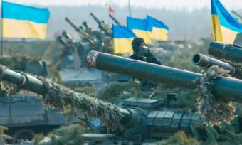 行坦克的乌克兰国旗飞行