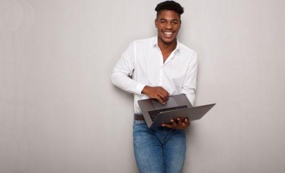 微笑的年轻黑人拿着笔记本电脑