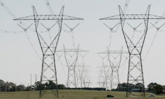 澳大利亚风景中的电力塔