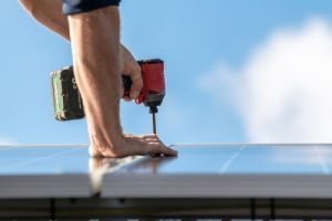 用钻头在屋顶上安装太阳能电池板