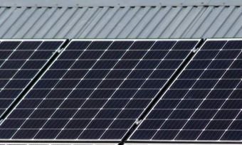 太阳能板屋顶上一个直角