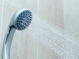 热水从淋浴喷头流出。