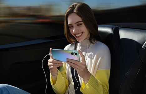 妇女使用OPPO Reno8 Lite 5G手机彩虹色