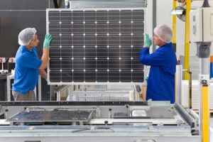 技术人员建立一个太阳能电池板
