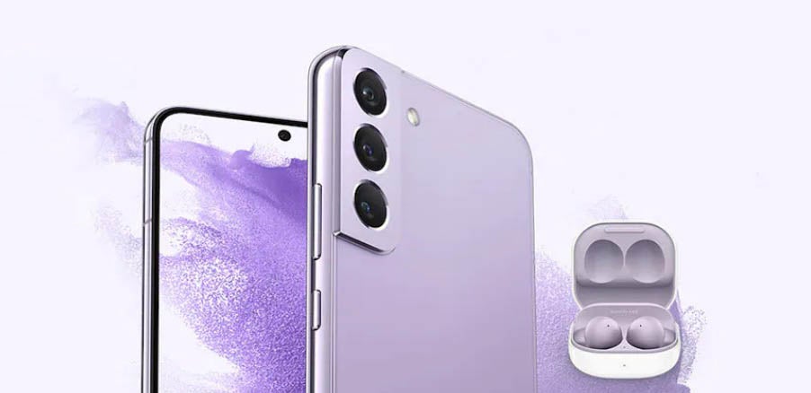 紫色的三星Galaxy手机和紫色的耳塞