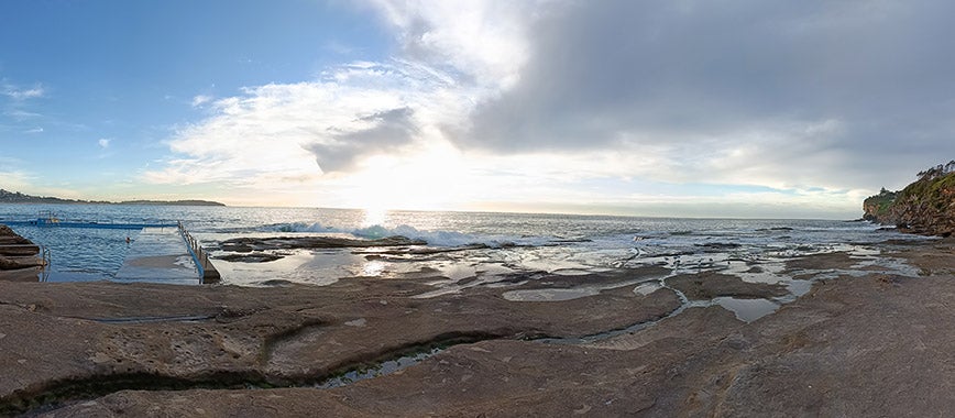 海洋和岩石池的全景照片