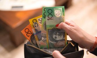 钱包与澳大利亚100美元,50美元和20美元notes伸出。