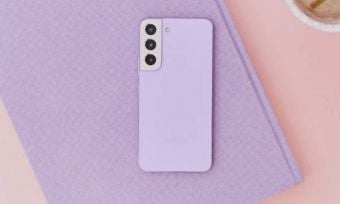 紫色的智能手机和紫色的笔记本电脑