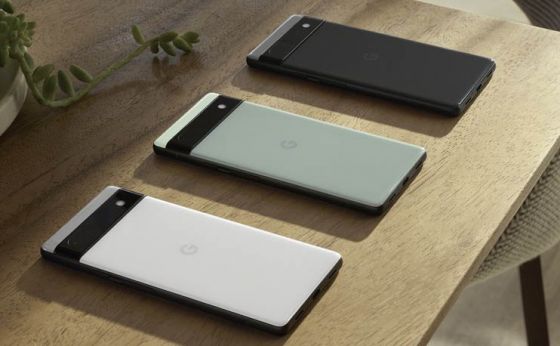 四个谷歌智能手机在木桌上