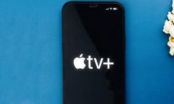 智能手机显示苹果电视+标志旁边的爆米花
