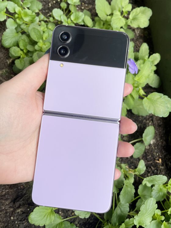紫色的三星Galaxy Z Flip4手机