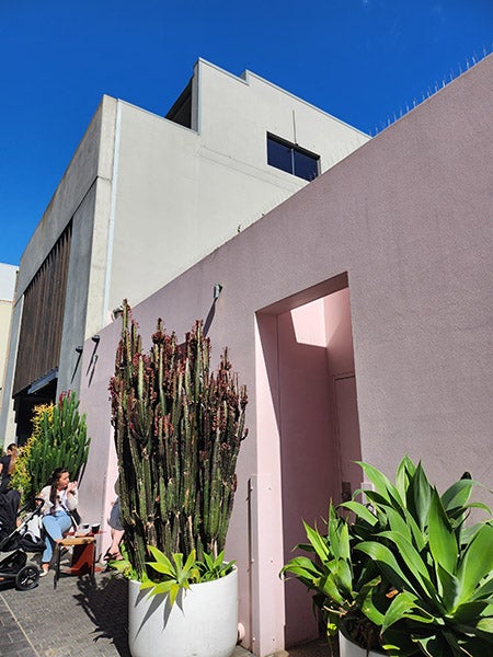 粉红色建筑的户外照片