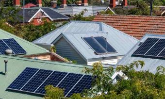 鸟瞰的屋顶太阳能电池板在邻居的房子。