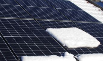 太阳能电池板上的雪